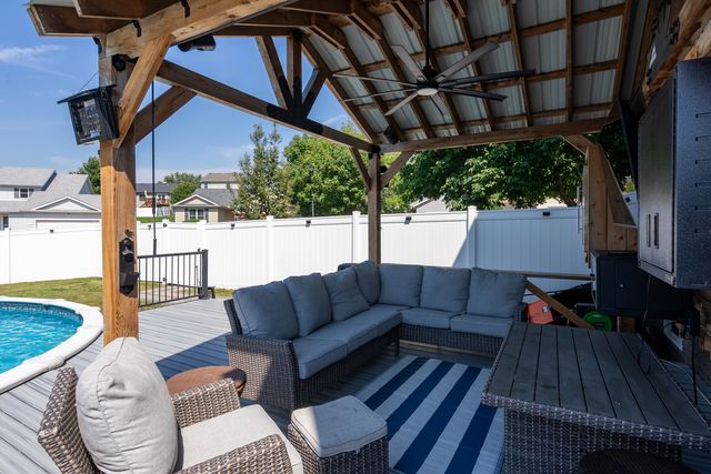 2625 Revo Road, Davenport, IA 52806