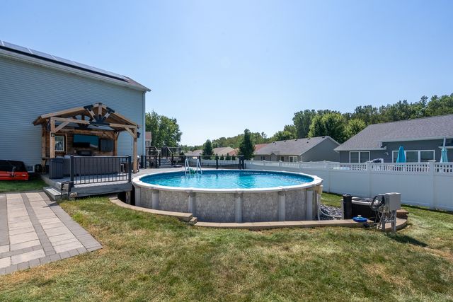 2625 Revo Road, Davenport, IA 52806