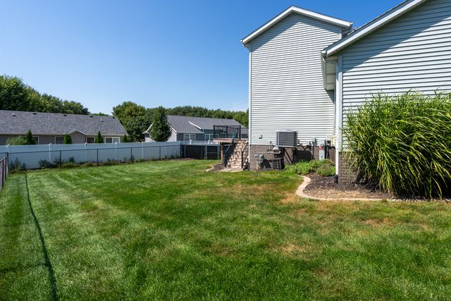 2625 Revo Road, Davenport, IA 52806