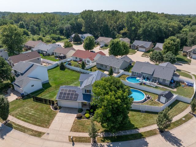 2625 Revo Road, Davenport, IA 52806