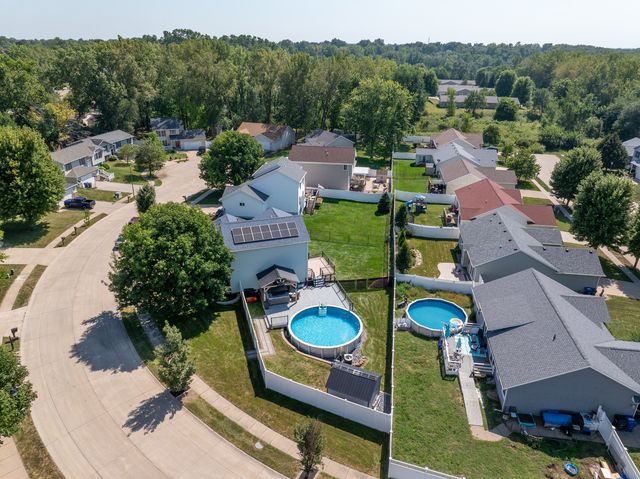2625 Revo Road, Davenport, IA 52806