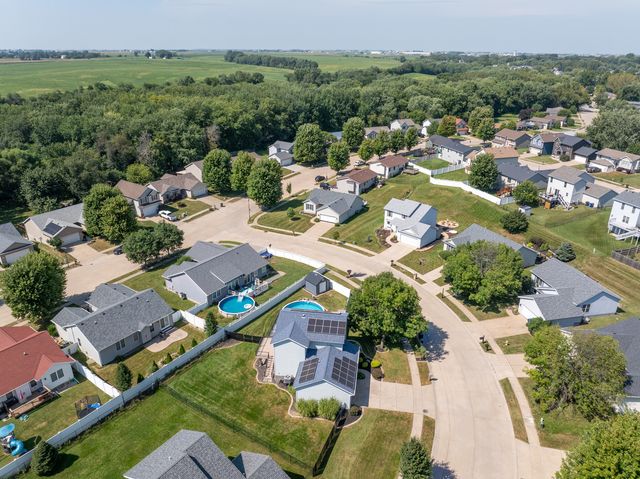 2625 Revo Road, Davenport, IA 52806