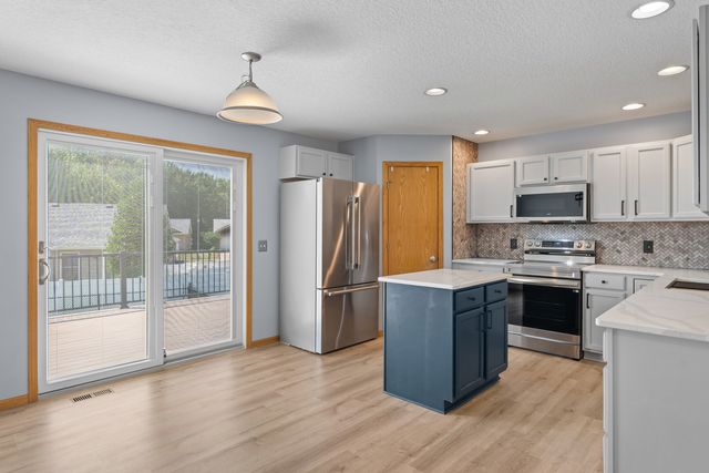 2625 Revo Road, Davenport, IA 52806