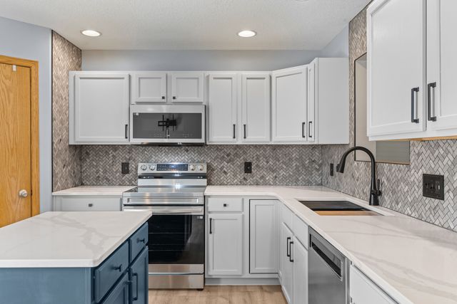 2625 Revo Road, Davenport, IA 52806