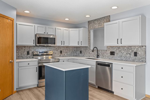 2625 Revo Road, Davenport, IA 52806