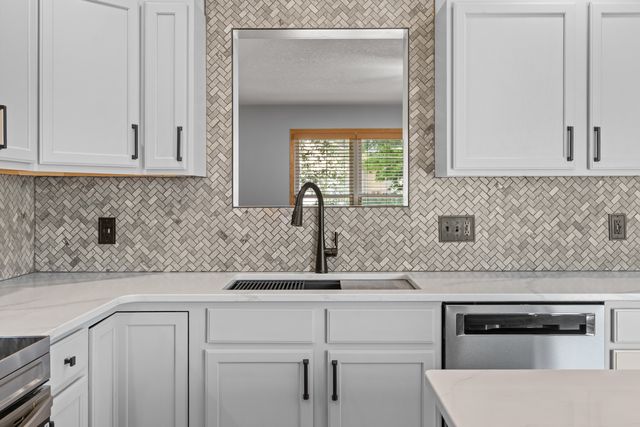 2625 Revo Road, Davenport, IA 52806