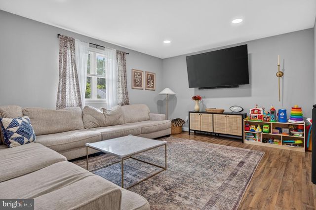 10 CAMDEN AVE, Voorhees, NJ 08043
