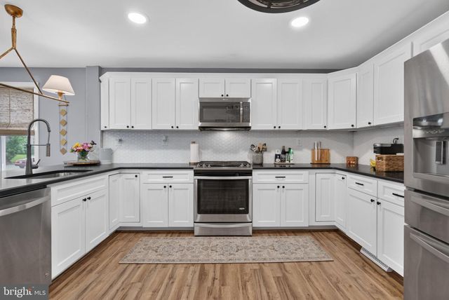 10 CAMDEN AVE, Voorhees, NJ 08043