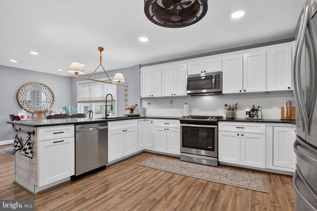 10 CAMDEN AVE, Voorhees, NJ 08043