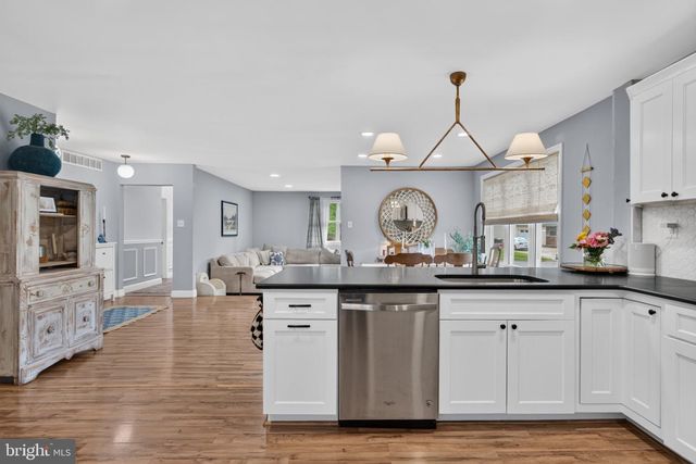 10 CAMDEN AVE, Voorhees, NJ 08043