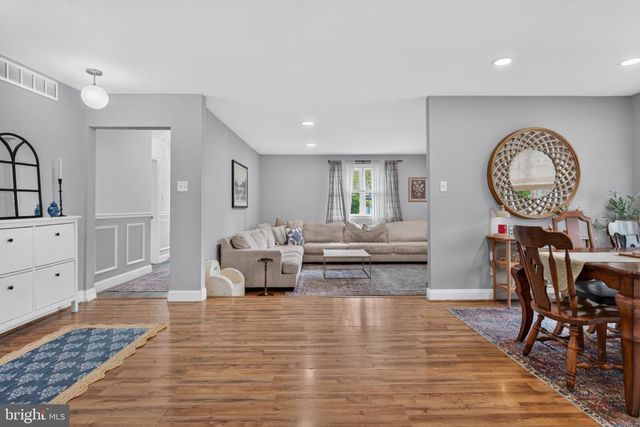 10 CAMDEN AVE, Voorhees, NJ 08043