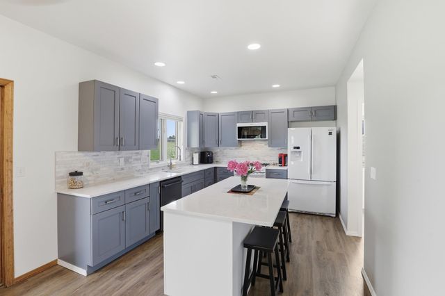 814 N High Desert Dr, Deer Park, WA 99006