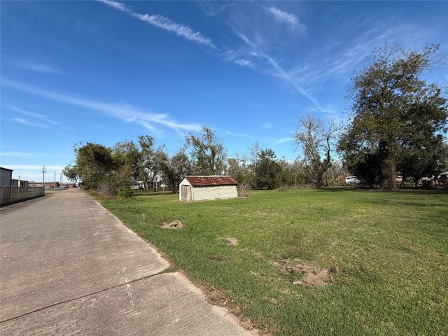 602 N Orange Street, Sweeny, TX 77480