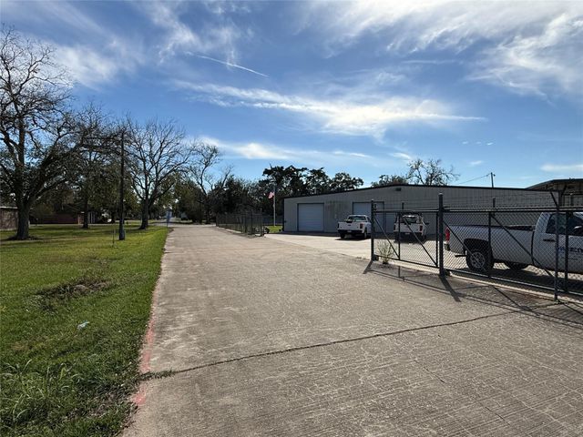 602 N Orange Street, Sweeny, TX 77480