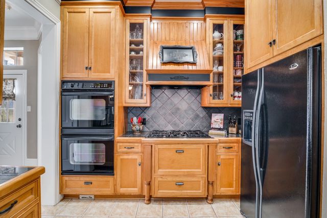 8 Griffith Court, Terrell, TX 75160