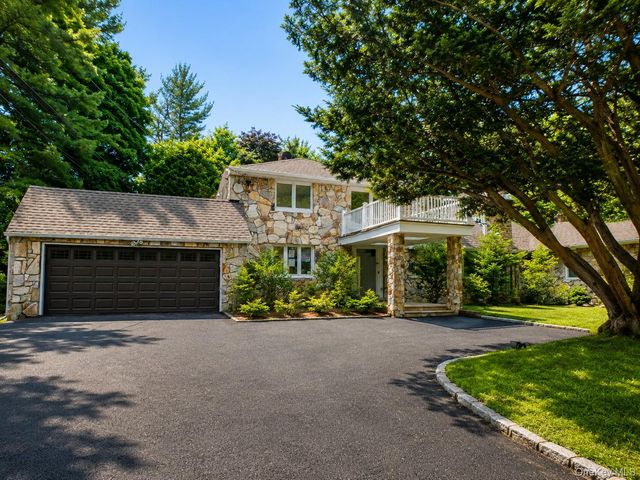 32 Valley Road, Old Westbury, NY 11568