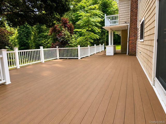 32 Valley Road, Old Westbury, NY 11568