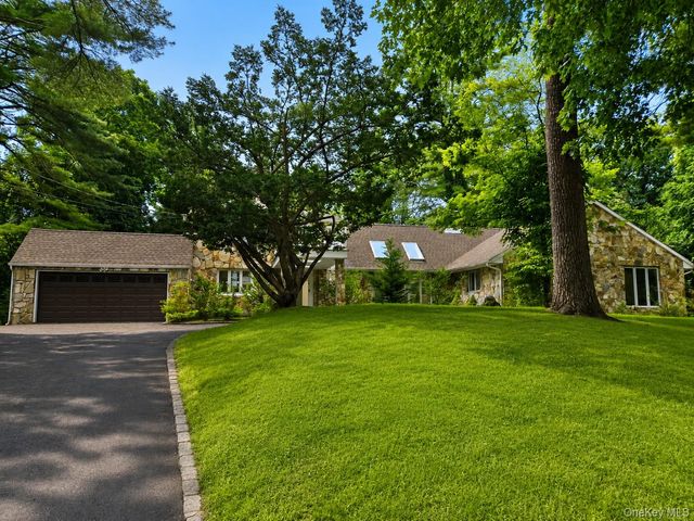 32 Valley Road, Old Westbury, NY 11568