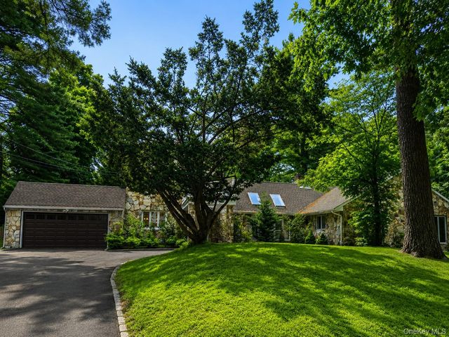 32 Valley Road, Old Westbury, NY 11568