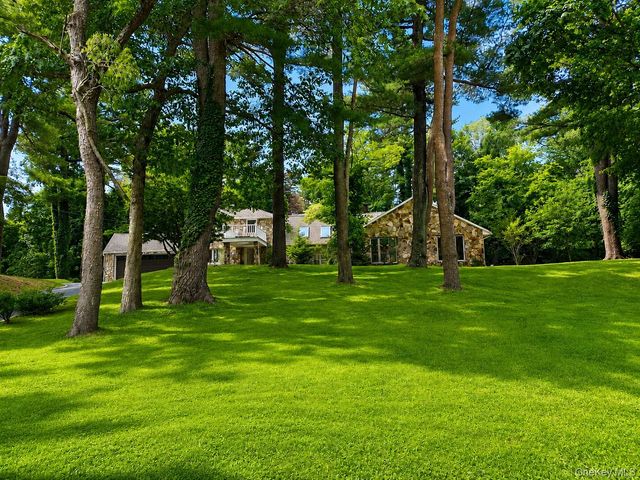 32 Valley Road, Old Westbury, NY 11568
