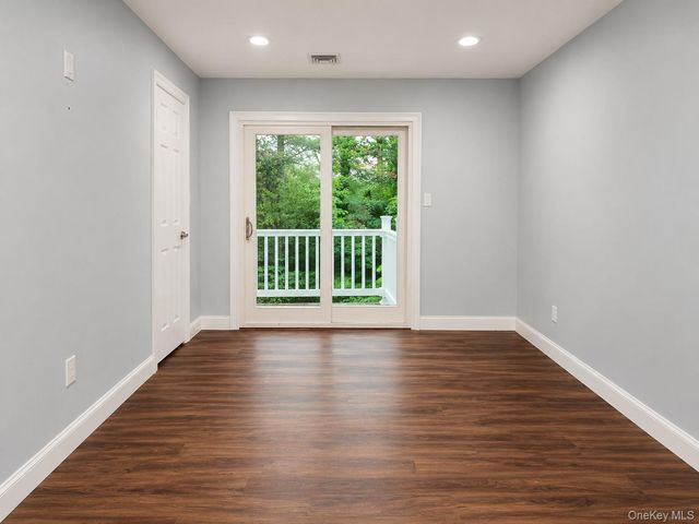 32 Valley Road, Old Westbury, NY 11568