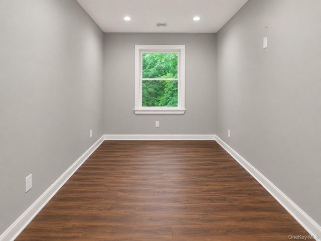 32 Valley Road, Old Westbury, NY 11568