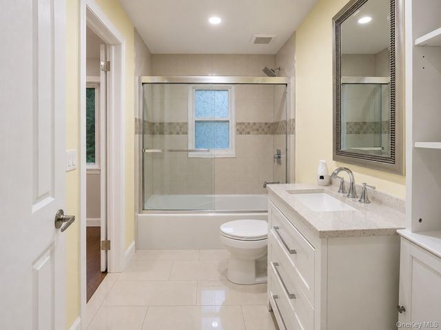 32 Valley Road, Old Westbury, NY 11568