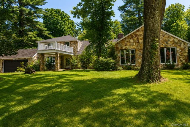 32 Valley Road, Old Westbury, NY 11568