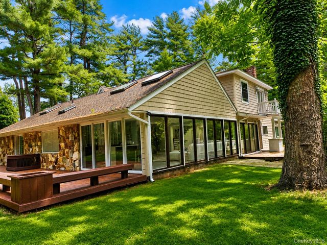 32 Valley Road, Old Westbury, NY 11568