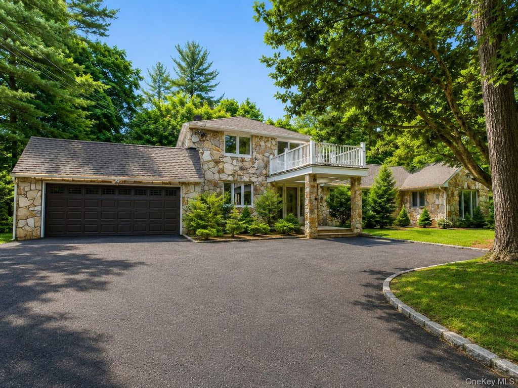 32 Valley Road, Old Westbury, NY 11568