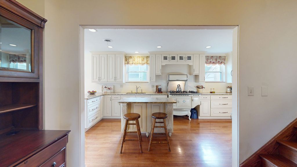 Image 2 of property listing at 315 E Union Avenue, Wheaton, IL 60187