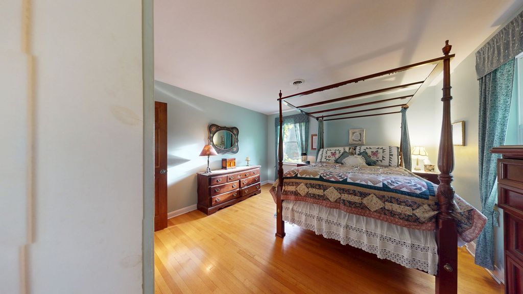 Image 11 of property listing at 315 E Union Avenue, Wheaton, IL 60187