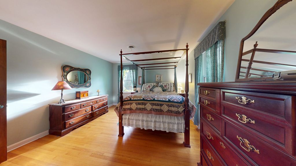 Image 12 of property listing at 315 E Union Avenue, Wheaton, IL 60187