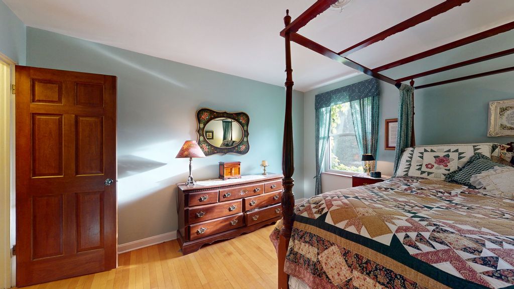 Image 13 of property listing at 315 E Union Avenue, Wheaton, IL 60187