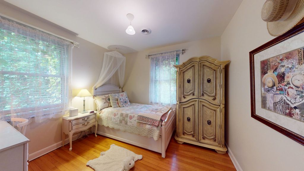 Image 15 of property listing at 315 E Union Avenue, Wheaton, IL 60187