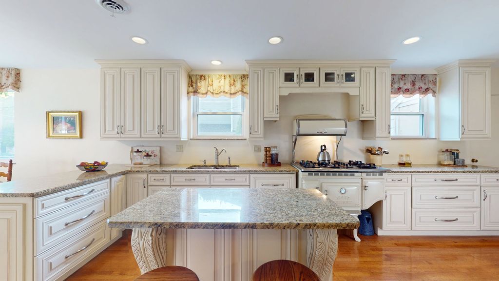 Image 3 of property listing at 315 E Union Avenue, Wheaton, IL 60187