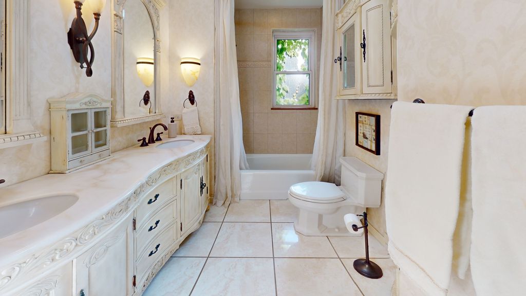 Image 24 of property listing at 315 E Union Avenue, Wheaton, IL 60187