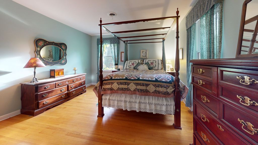 Image 28 of property listing at 315 E Union Avenue, Wheaton, IL 60187