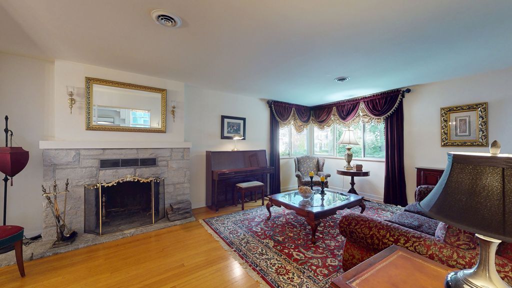 Image 4 of property listing at 315 E Union Avenue, Wheaton, IL 60187