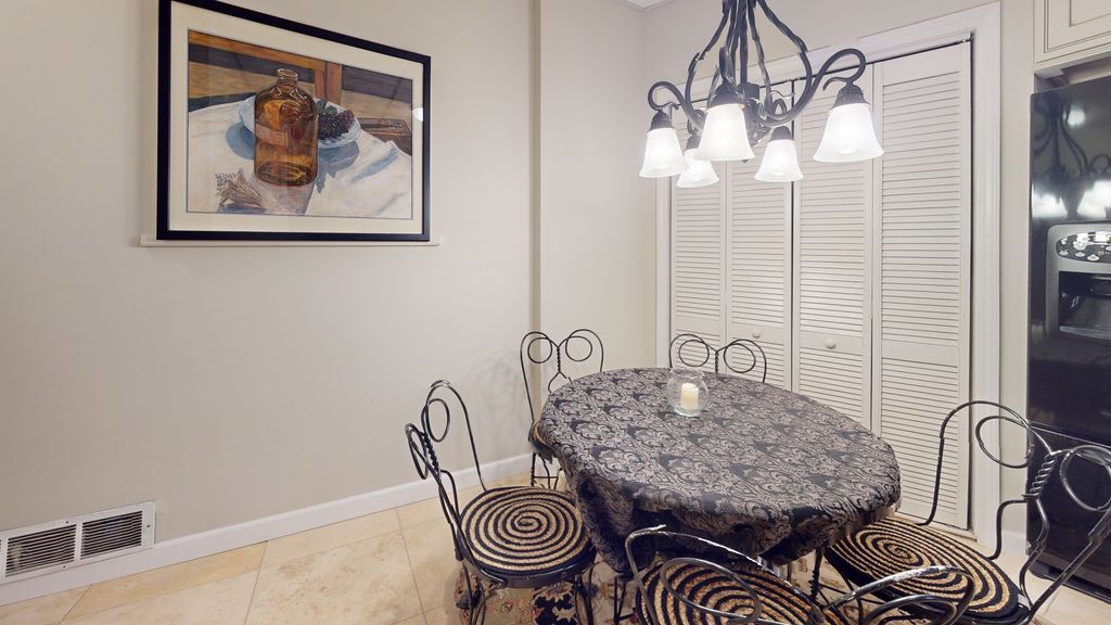 Image 40 of property listing at 315 E Union Avenue, Wheaton, IL 60187