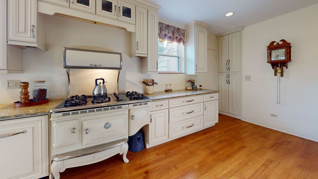 Image 47 of property listing at 315 E Union Avenue, Wheaton, IL 60187