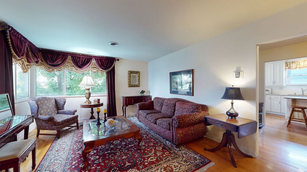 Image 6 of property listing at 315 E Union Avenue, Wheaton, IL 60187