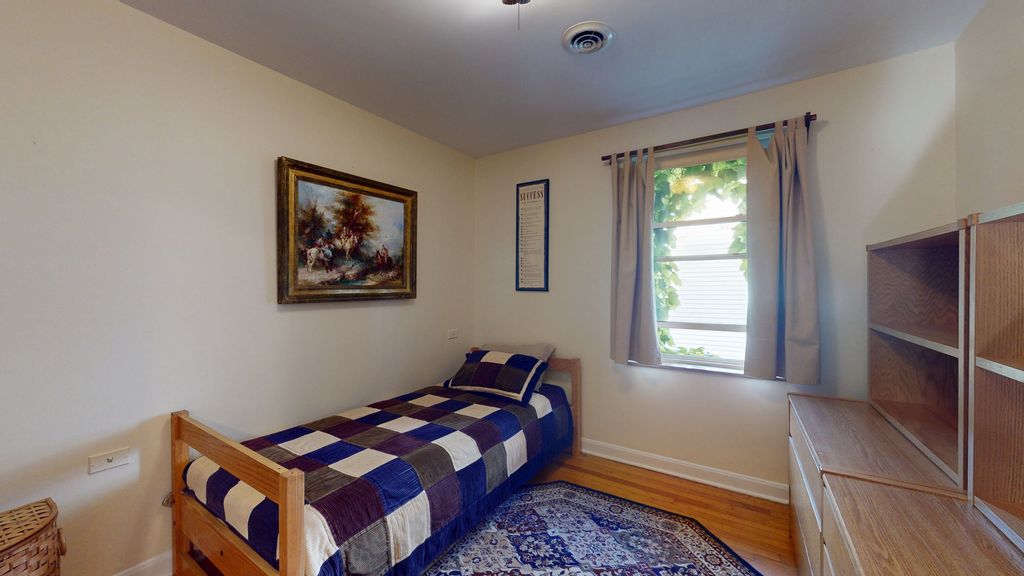 Image 8 of property listing at 315 E Union Avenue, Wheaton, IL 60187
