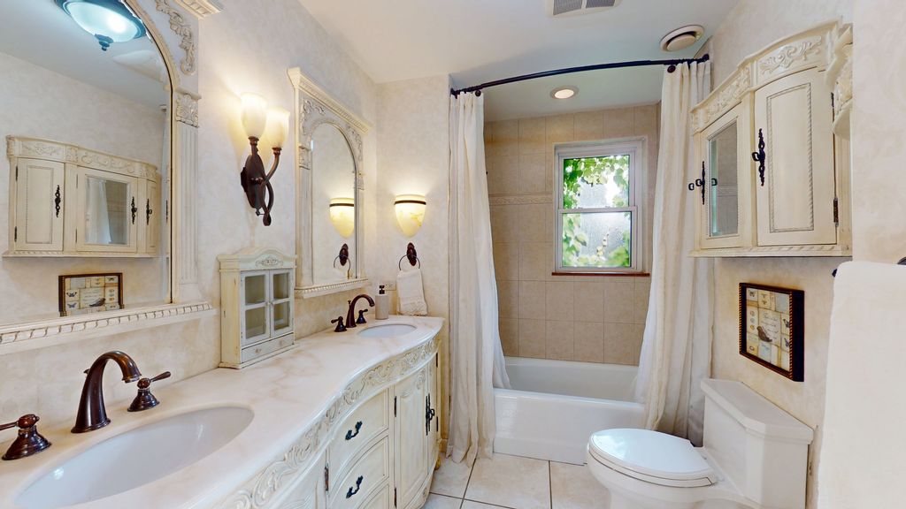 Image 9 of property listing at 315 E Union Avenue, Wheaton, IL 60187