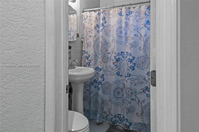 117 W 34th St, Hialeah, FL 33012