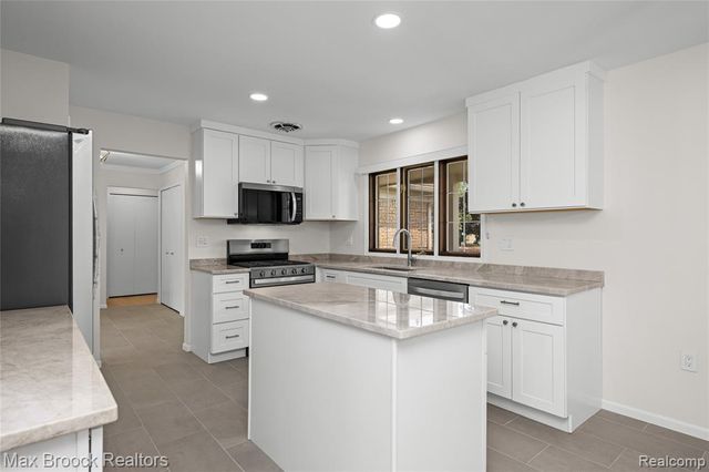 28977 Lake Park Dr. Drive, Farmington, MI 48331