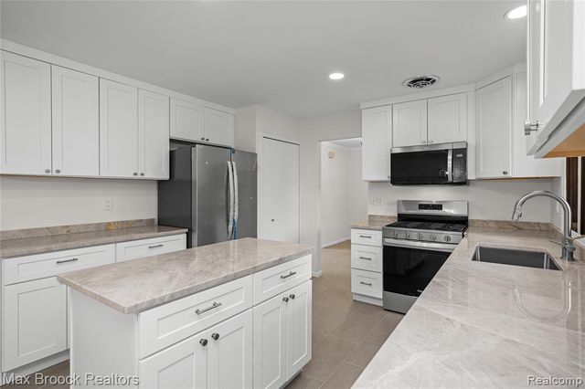 28977 Lake Park Dr. Drive, Farmington, MI 48331