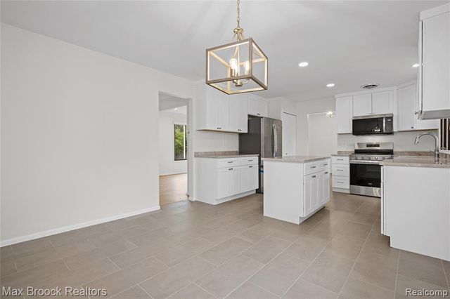 28977 Lake Park Dr. Drive, Farmington, MI 48331