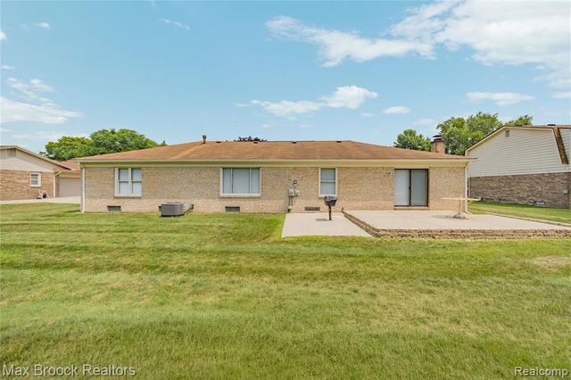 28977 Lake Park Dr. Drive, Farmington, MI 48331