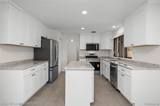 28977 Lake Park Dr. Drive, Farmington, MI 48331